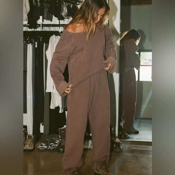 Joah Brown Off the Shoulder
Slouchy Sweatshirt Brown Size L NWT - Picture 4 of 7